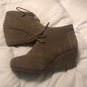 Toms Seude bootie. Super cute